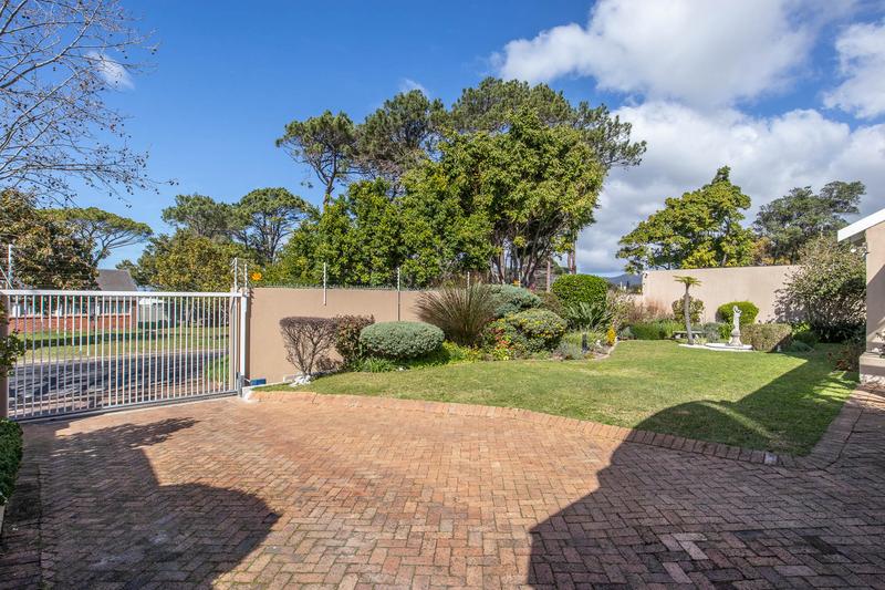 5 Bedroom Property for Sale in Meadowridge Western Cape